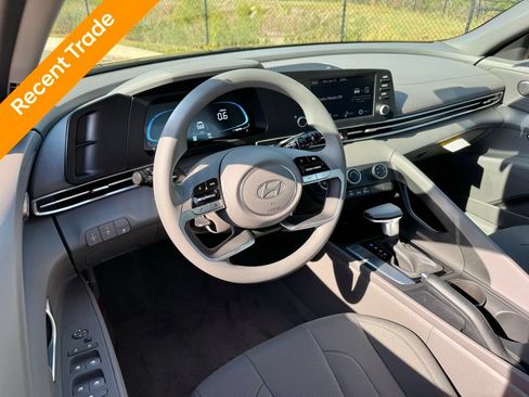 Used 2026 Hyundai Elantra SE FWD image 2