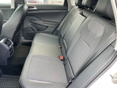 Certified 2025 Volkswagen Taos SE image 7