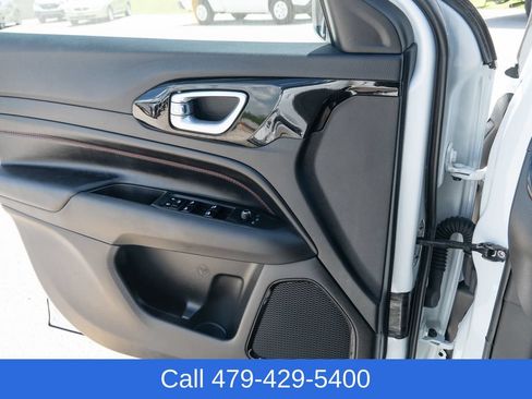 Used 2025 Jeep Compass Trailhawk AWD/4WD image 27