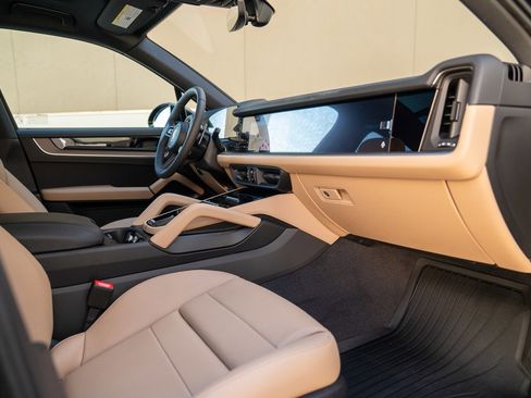 Certified 2026 Porsche Cayenne AWD/4WD image 25