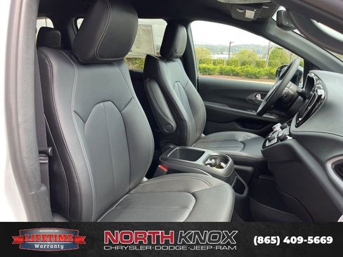 New 2026 Chrysler Pacifica Select image 24
