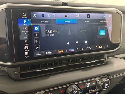 Used 2025 Jeep Gladiator Rubicon w/ Technology Group AWD/4WD image 22