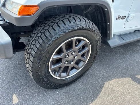 Used 2021 Jeep Gladiator Overland w/ Trailer Tow Package AWD/4WD image 11