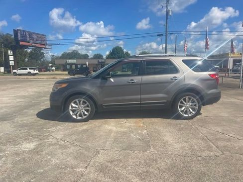 Used 2013 Ford Explorer XLT FWD image 2