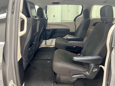 Used 2021 Chrysler Pacifica Touring w/ Uconnect Theater Family Group FWD image 22