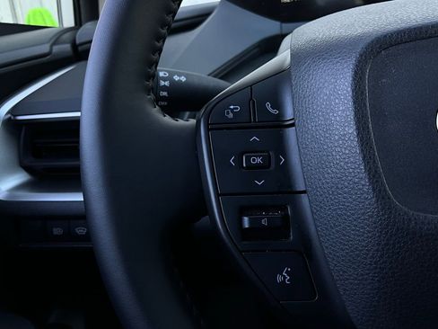 Used 2025 Toyota Prius LE image 31