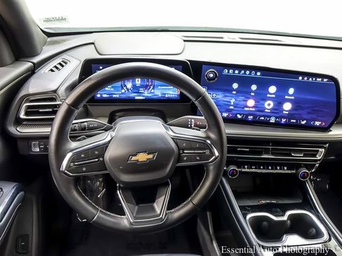 Used 2025 Chevrolet Traverse LT AWD/4WD image 3