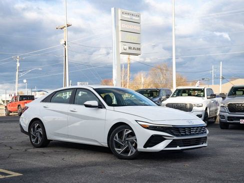 Used 2025 Hyundai Elantra Limited image 7