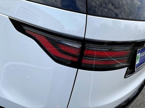 Used 2024 Land Rover Discovery Metropolitan Edition image 23