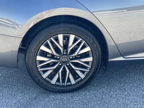 Used 2024 Nissan Altima 2.5 SV FWD image 7
