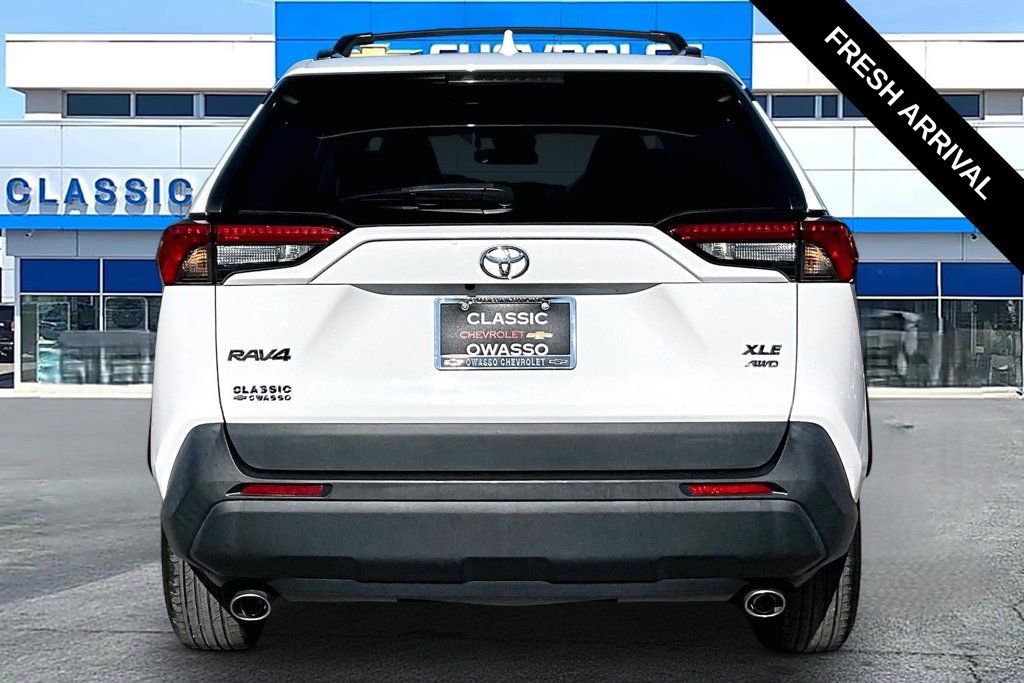 Used 2021 Toyota RAV4 XLE w/ Convenience Package AWD/4WD image 4