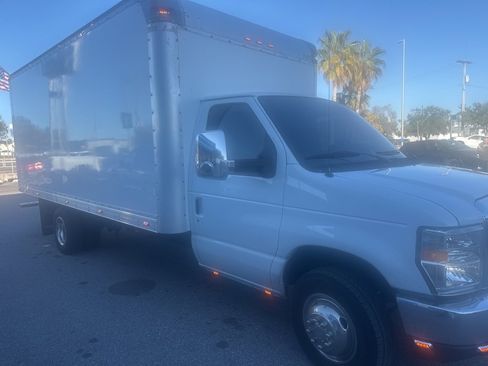 Used 2015 Ford E-350 and Econoline 350 Super Duty image 1