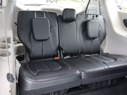 Used 2023 Chrysler Pacifica Touring-L FWD image 12