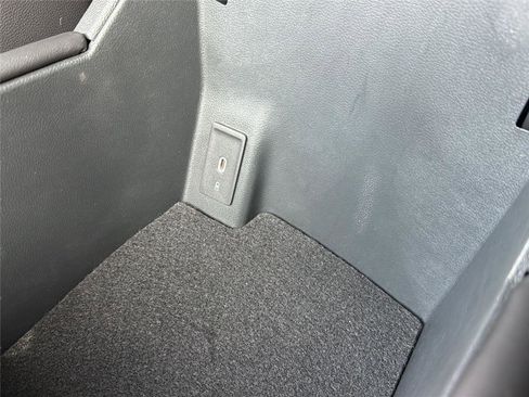 Used 2024 Volkswagen Atlas SE image 24