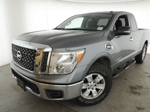 Used 2017 Nissan Titan SV image 2