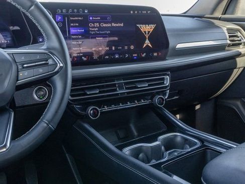 Used 2025 Chevrolet Traverse LT image 19