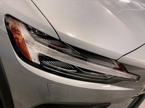 Certified 2025 Volvo V60 B5 Cross Country Plus image 29