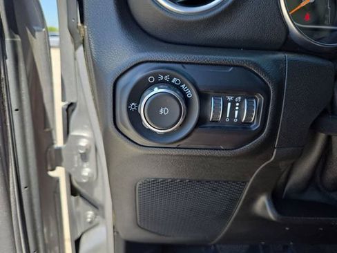 Used 2019 Jeep Wrangler Unlimited Sahara w/ Cold Weather Group AWD/4WD image 15