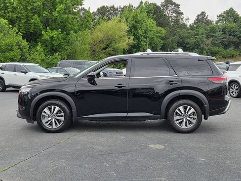 Used 2022 Nissan Pathfinder SL FWD image 2