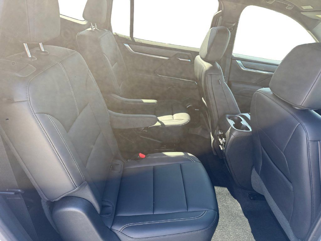 Used 2026 GMC Acadia Elevation w/ Elevation Premium Package FWD image 17