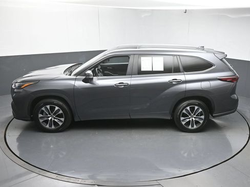 Used 2024 Toyota Highlander XLE FWD image 45