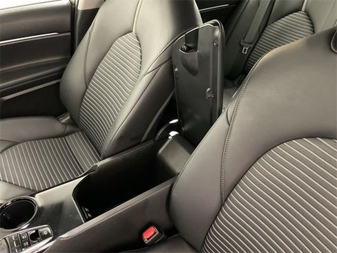 Used 2020 Toyota Camry SE image 29