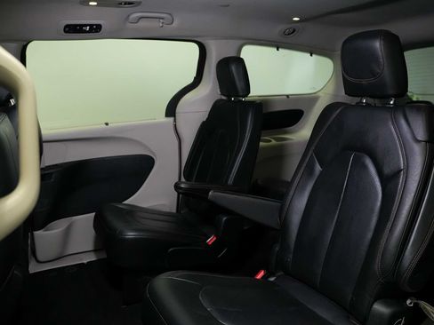 Used 2020 Chrysler Pacifica Touring-L FWD image 16