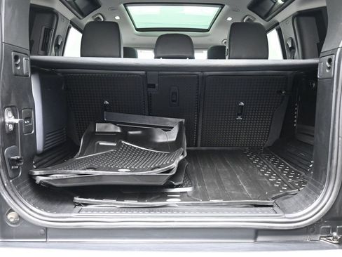 Used 2020 Land Rover Defender 110 SE image 22