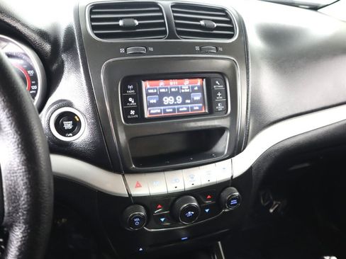 Used 2019 Dodge Journey SE image 16