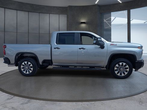 Used 2025 Chevrolet Silverado 2500 Custom w/ Custom Value Package image 7