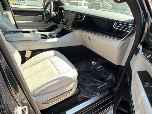 Used 2025 Jeep Grand Wagoneer 4WD image 20