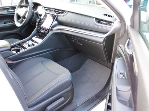 Used 2023 Jeep Grand Cherokee Laredo AWD/4WD image 39