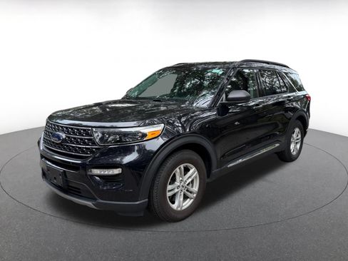Used 2023 Ford Explorer XLT w/ Equipment Group 202A RWD image 4