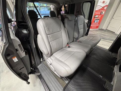 Used 2017 Toyota Sienna XLE image 6