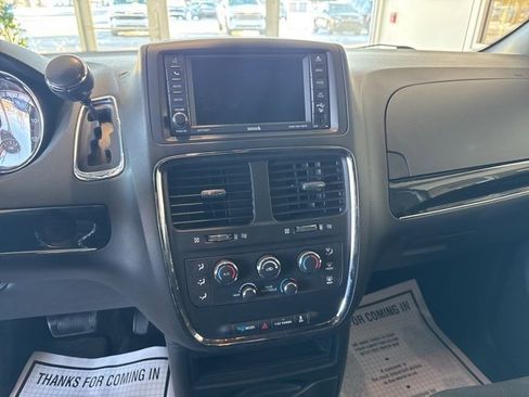 Used 2020 Dodge Grand Caravan SE image 12