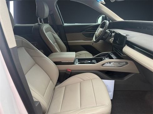 Used 2024 Lincoln Nautilus Premier image 15