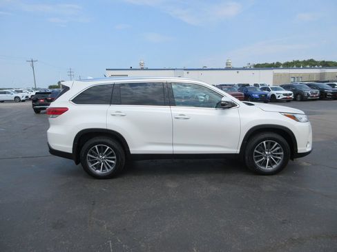 Used 2019 Toyota Highlander XLE AWD/4WD image 5