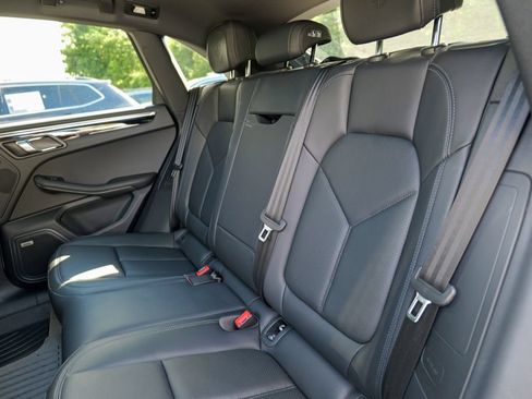Used 2025 Porsche Macan AWD/4WD image 28