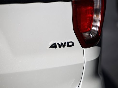 Used 2017 Ford Explorer XLT w/ Equipment Group 202A image 11