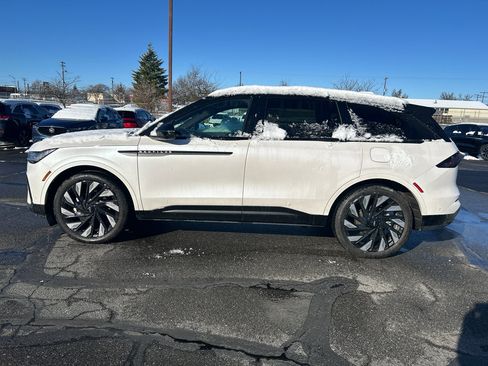 Used 2024 Lincoln Nautilus Reserve w/ Equipment Group 202A image 4