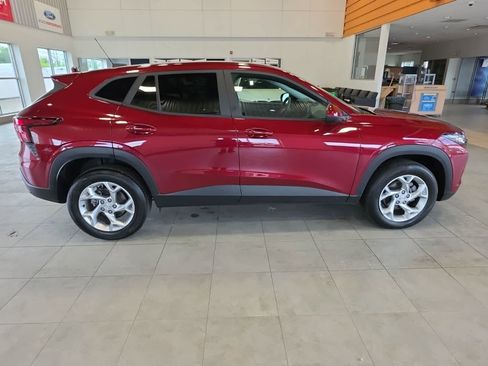 Used 2024 Chevrolet Trax LS w/ LS Convenience Package FWD image 6