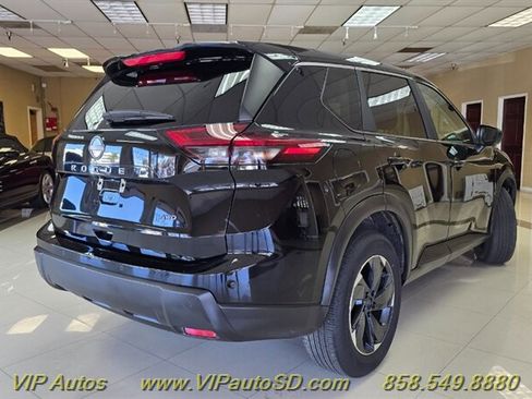Used 2025 Nissan Rogue SV image 4