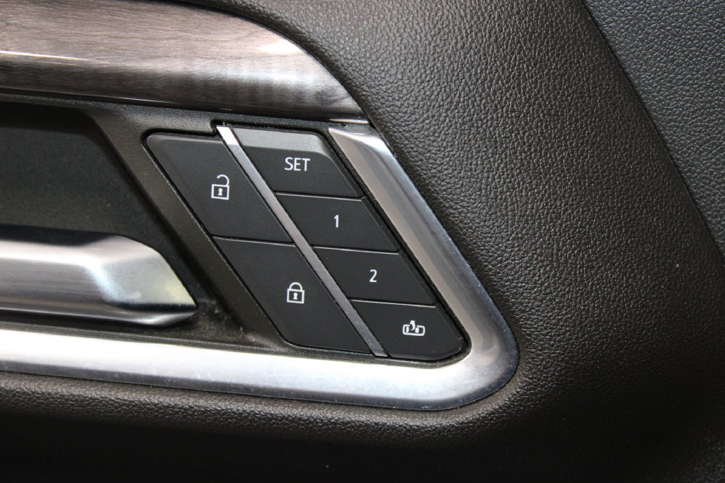 Used 2023 Chevrolet Silverado 1500 LTZ AWD/4WD image 41