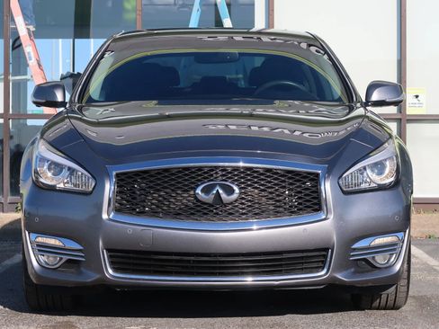 Used 2017 INFINITI Q70 3.7 image 2