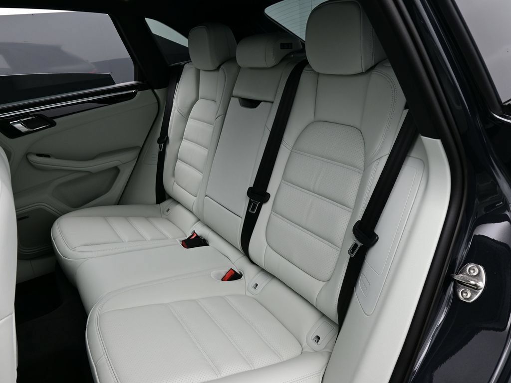 Certified 2026 Porsche Macan AWD/4WD image 16
