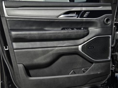 New 2025 Jeep Wagoneer L Series II w/ Premium Group I image 18