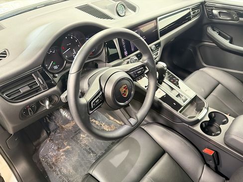 Used 2025 Porsche Macan image 4