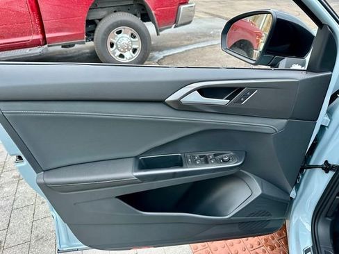 New 2026 Volkswagen Taos SE image 10