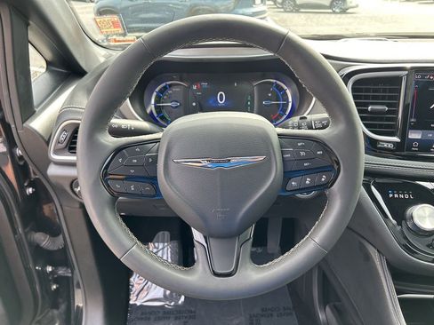 Used 2024 Chrysler Pacifica Premium FWD image 24