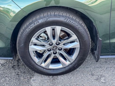 Used 2024 Toyota Sienna Limited image 11